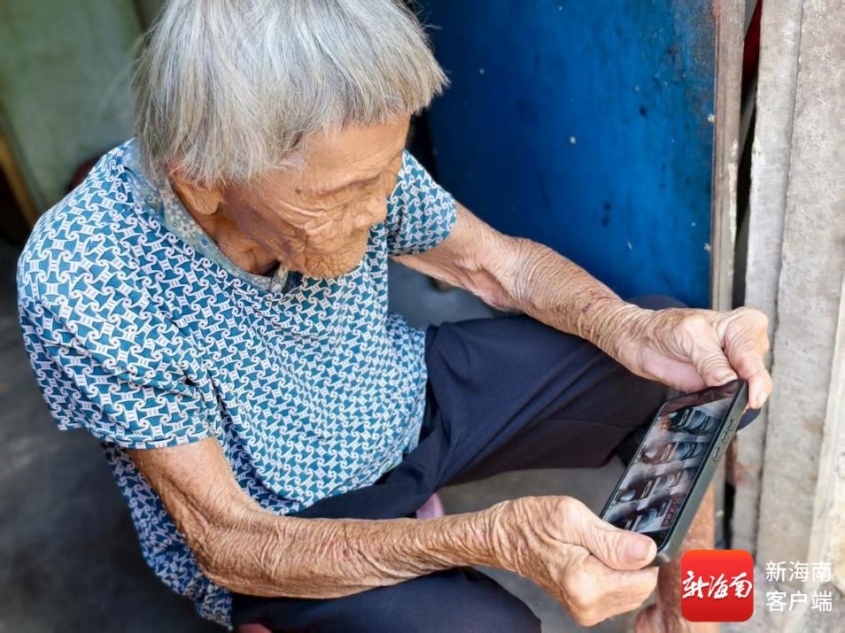 海口百岁老人观看阅兵