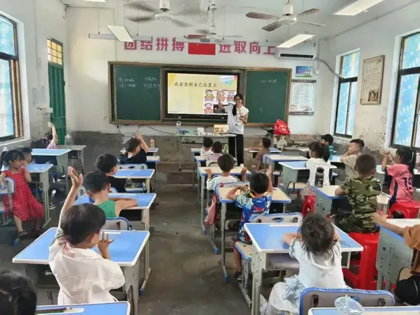 海南临高乡村夏令营：多元课堂播撒希望 青春力量助力成长