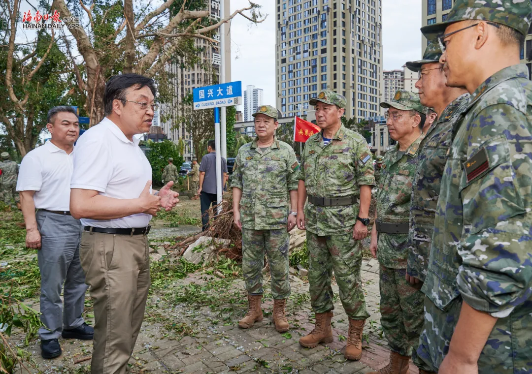 冯飞看望慰问奋战在灾后恢复重建一线的驻琼军警部队官兵