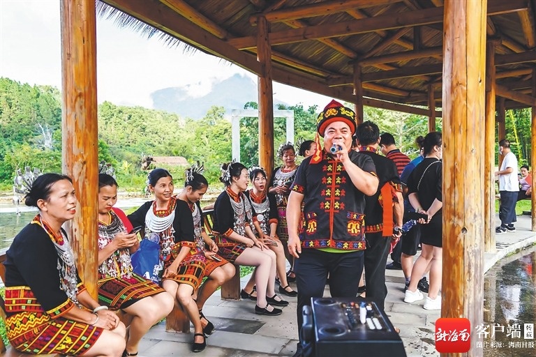 五指山毛纳村黎苗歌舞队：山乡美歌更甜!