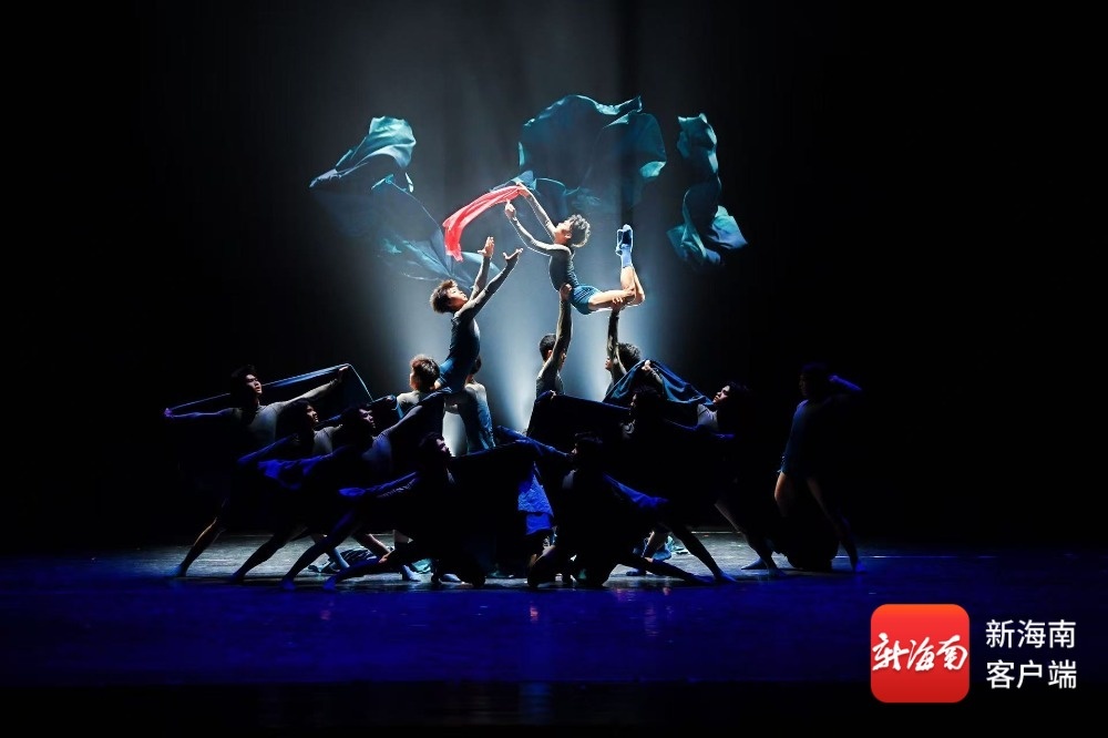 琼海嘉积中学男子舞蹈团再登国家大剧院演出